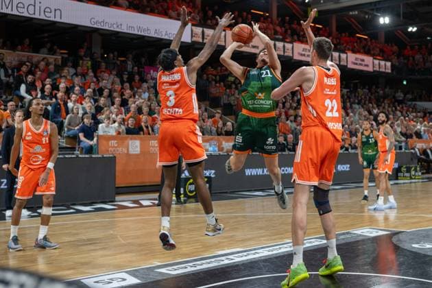 GER, Basketball, easy Credit- BBL, Play-Ins, Rasta Vechta vs VET-CONCEPT Gladiators Trier 12.05.2026, Rasta Dome, Vechta, GER, easy Credit-BBL, Play-Ins, Rasta Vechta vs VET-CONCEPT Gladiators Trier, im Bild Evans RAPIEQUE ( VET-CONCEPT Gladiators Trier 21 ) Malik PARSONS ( Rasta Vechta 3 ) Tibor PLEIß PLEISS ( Rasta Vechta 22 )