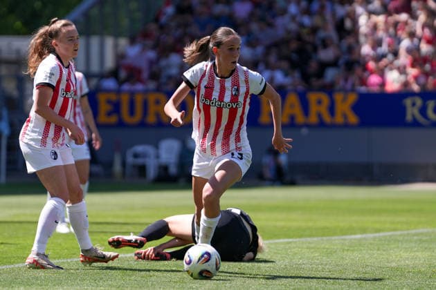 Maj Schneider (SC Freiburg, 15) am Ball, Deutschland, Fussball, GooglePixel Frauen-Bundesliga, 25.Spieltag, 2025 2026, SC Freiburg vs. VfL Wolfsburg, 09.05.2026, Dreisamstadion, Freiburg Freiburg Dreisamstadion Baden-Wuerttemberg Deutschland Copyright: xArnexAmbergx