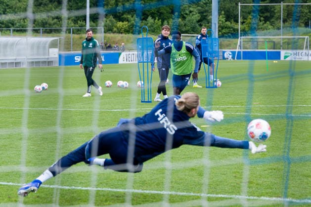 14.05.2026, Fussball, Training des FC Schalke 04. v. l. Torwart Loris Karius (FC Schalke 04), Christian Gomis (FC Schalke 04). Gelsenkirchen Trainingsgelände FC Schalke 04 NRW Deutschland xRHR-FOTO YYx Copyright: RHR-FOTOx RHR-FOTO YY