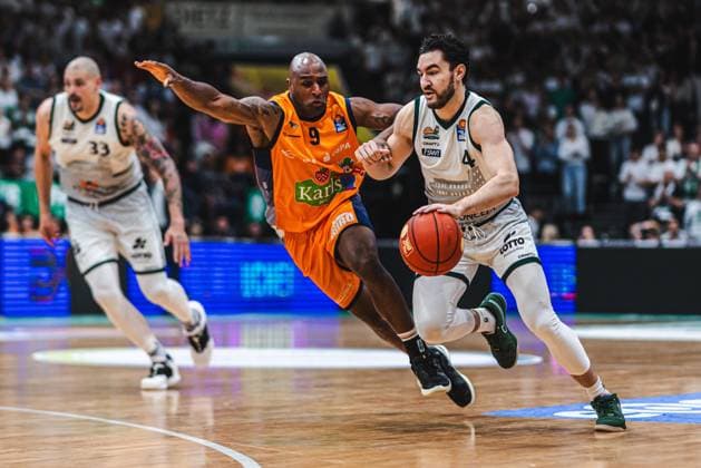Clayton Guillozet (Gladiators Trier) im Zweikampf mit DeAndre Lansdowne (Rostock Seawolves), Vet Concept Gladiators Trier vs Rostock Seawolves, Basketball, easyCredit BBL, Play Ins, Saison 2025 2026, 14.05.2026 Vet Concept Gladiators Trier vs Rostock Seawolves, Basketball, easyCredit BBL, Play Ins, Saison 2025 2026, 14.05.2026 Copyright: xEibner-Pressefoto AlexanderxNeisx EP_ANS