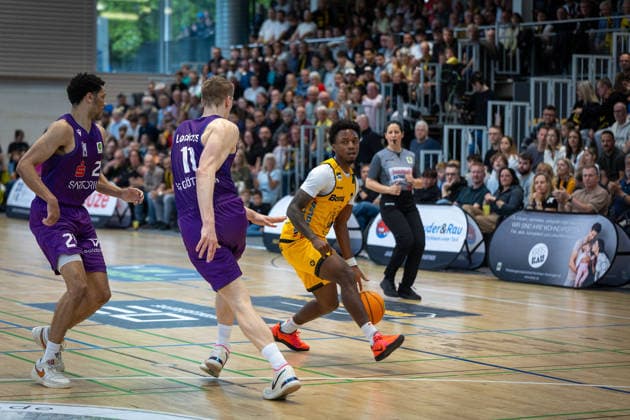 Robin Lodders (BG Goettingen, 11) Charles Tyorne Harris Jr. (Bozic Estriche Knights Kirchheim, 03) GER, Bozic Estriche Knights Kirchheim vs. BG Goettingen, BARMER 2. Basketball Bundesliga, Playoffs Spiel 4, Saison 2025 2026, 14.05.2026 GER, Bozic Estriche Knights Kirchheim vs. BG Goettingen, BARMER 2. Basketball Bundesliga, Playoffs Spiel 4, Saison 2025 2026, 14.05.2026 Goeppingen Copyright: xEibner-Pressefoto NinaxSanderx EP_NSR
