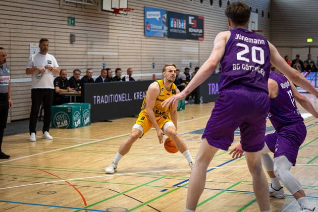 Lucas Mayer (Bozic Estriche Knights Kirchheim, 08) Janis Juenemann (BG Goettingen, 20) GER, Bozic Estriche Knights Kirchheim vs. BG Goettingen, BARMER 2. Basketball Bundesliga, Playoffs Spiel 4, Saison 2025 2026, 14.05.2026 GER, Bozic Estriche Knights Kirchheim vs. BG Goettingen, BARMER 2. Basketball Bundesliga, Playoffs Spiel 4, Saison 2025 2026, 14.05.2026 Goeppingen Copyright: xEibner-Pressefoto NinaxSanderx EP_NSR