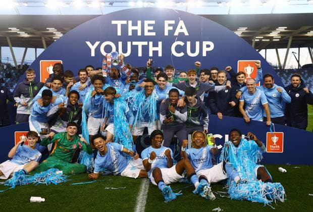 Manchester City players celebrate with the FA Youth Cup trophy at the end of the match Manchester City U18 v Manchester United, ManU U18, FA Youth Cup Final, Football, Joie Stadium, Manchester , UK - 14 May 2026Manchester Joie Stadium United Kingdom EDITORIAL USE ONLY No use with unauthorised audio, video, data, fixture lists, club league logos or live services. Online in-match use limited to 120 images, no video emulation. No use in betting, games or single club league player publications. Copyright: xMattxWest Shutterstockx 16871363ae