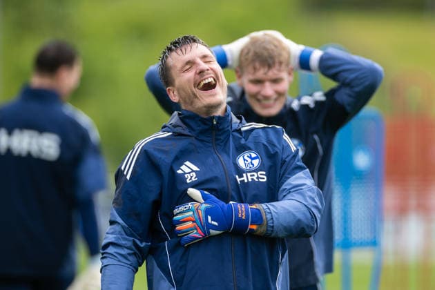 14.05.2026, Fussball, Training des FC Schalke 04. v. l. Torwart Kevin Müller (FC Schalke 04), Torwart Johannes Siebeking (FC Schalke 04) lachen. Gelsenkirchen Trainingsgelände FC Schalke 04 NRW Deutschland xRHR-FOTO YYx Copyright: RHR-FOTOx RHR-FOTO YY