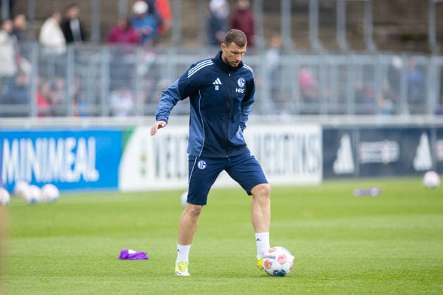 14.05.2026, Fussball, Training des FC Schalke 04. Edin Dzeko (FC Schalke 04). Gelsenkirchen Trainingsgelände FC Schalke 04 NRW Deutschland xRHR-FOTO YYx Copyright: RHR-FOTOx RHR-FOTO YY