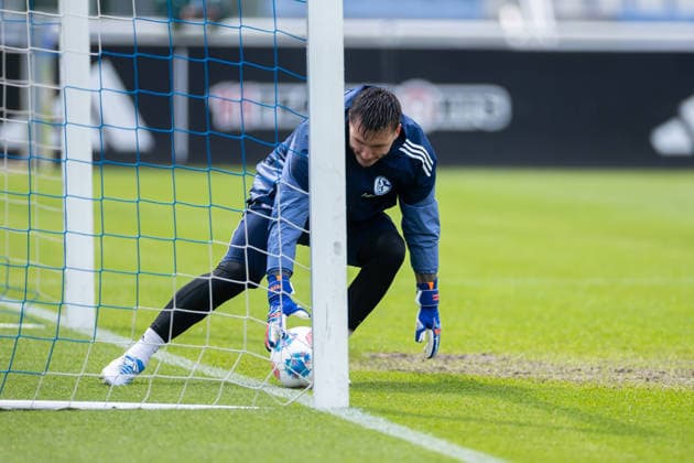 14.05.2026, Fussball, Training des FC Schalke 04. Torwart Kevin Müller (FC Schalke 04) kratzt den Ball von er Linie, Gelsenkirchen Trainingsgelände FC Schalke 04 NRW Deutschland xRHR-FOTO YYx Copyright: RHR-FOTOx RHR-FOTO YY
