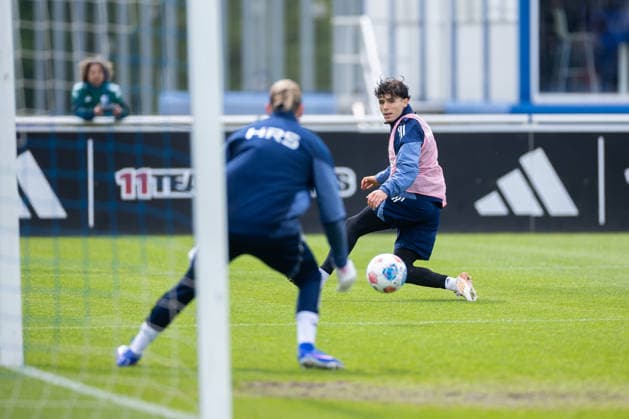 14.05.2026, Fussball, Training des FC Schalke 04. v. l. Torwart Loris Karius (FC Schalke 04), Soufiane El-Faouzi (FC Schalke 04). Gelsenkirchen Trainingsgelände FC Schalke 04 NRW Deutschland xRHR-FOTO YYx Copyright: RHR-FOTOx RHR-FOTO YY