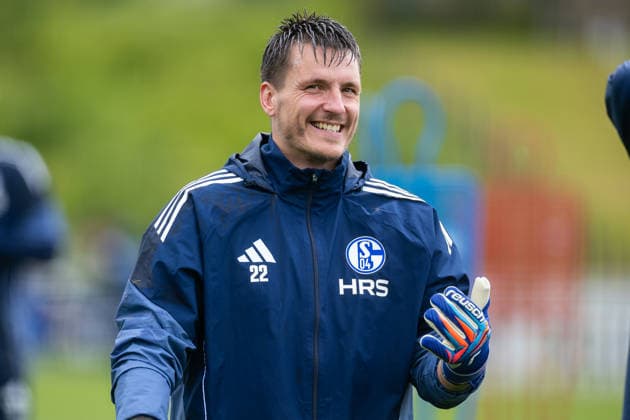 14.05.2026, Fussball, Training des FC Schalke 04. Torwart Kevin Müller (FC Schalke 04) lacht. Gelsenkirchen Trainingsgelände FC Schalke 04 NRW Deutschland xRHR-FOTO YYx Copyright: RHR-FOTOx RHR-FOTO YY