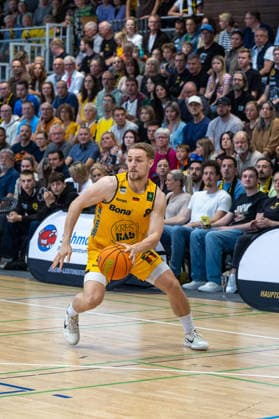 Mathis Moenninghoff (BG Goettingen, 17) Lucas Mayer (Bozic Estriche Knights Kirchheim, 08) GER, Bozic Estriche Knights Kirchheim vs. BG Goettingen, BARMER 2. Basketball Bundesliga, Playoffs Spiel 4, Saison 2025 2026, 14.05.2026 GER, Bozic Estriche Knights Kirchheim vs. BG Goettingen, BARMER 2. Basketball Bundesliga, Playoffs Spiel 4, Saison 2025 2026, 14.05.2026 Goeppingen Copyright: xEibner-Pressefoto NinaxSanderx EP_NSR