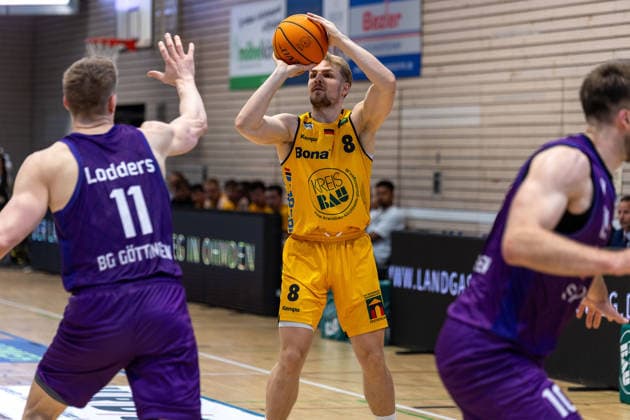 Robin Lodders (BG Goettingen, 11) Lucas Mayer (Bozic Estriche Knights Kirchheim, 08) GER, Bozic Estriche Knights Kirchheim vs. BG Goettingen, BARMER 2. Basketball Bundesliga, Playoffs Spiel 4, Saison 2025 2026, 14.05.2026 GER, Bozic Estriche Knights Kirchheim vs. BG Goettingen, BARMER 2. Basketball Bundesliga, Playoffs Spiel 4, Saison 2025 2026, 14.05.2026 Goeppingen Copyright: xEibner-Pressefoto NinaxSanderx EP_NSR