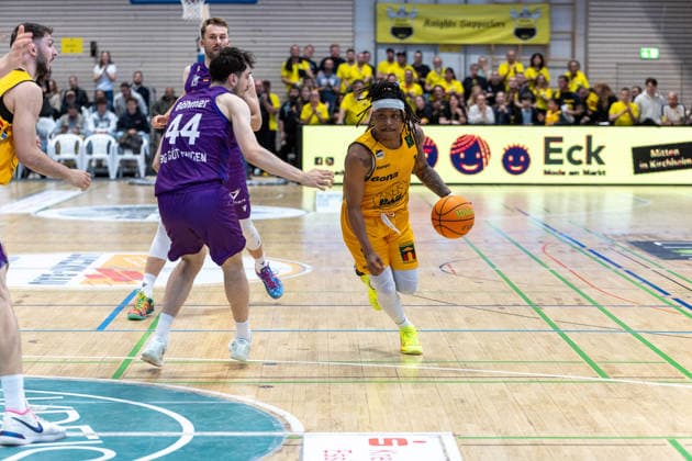 Julius Boehmer. (BG Goettingen, 44) Phillip Montreal Russell (Bozic Estriche Knights Kirchheim, 01) GER, Bozic Estriche Knights Kirchheim vs. BG Goettingen, BARMER 2. Basketball Bundesliga, Playoffs Spiel 4, Saison 2025 2026, 14.05.2026 GER, Bozic Estriche Knights Kirchheim vs. BG Goettingen, BARMER 2. Basketball Bundesliga, Playoffs Spiel 4, Saison 2025 2026, 14.05.2026 Goeppingen Copyright: xEibner-Pressefoto NinaxSanderx EP_NSR