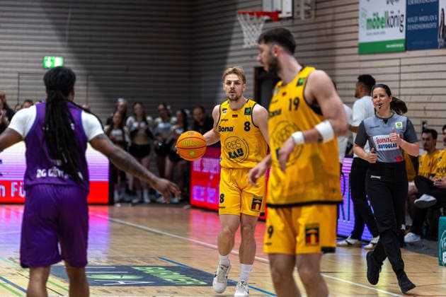 Jordan Sears (BG Goettingen, 03) KIr08 Aeneas Jung (Bozic Estriche Knights Kirchheim, 19) Danjana Rey (Referee) GER, Bozic Estriche Knights Kirchheim vs. BG Goettingen, BARMER 2. Basketball Bundesliga, Playoffs Spiel 4, Saison 2025 2026, 14.05.2026 GER, Bozic Estriche Knights Kirchheim vs. BG Goettingen, BARMER 2. Basketball Bundesliga, Playoffs Spiel 4, Saison 2025 2026, 14.05.2026 Goeppingen Copyright: xEibner-Pressefoto NinaxSanderx EP_NSR