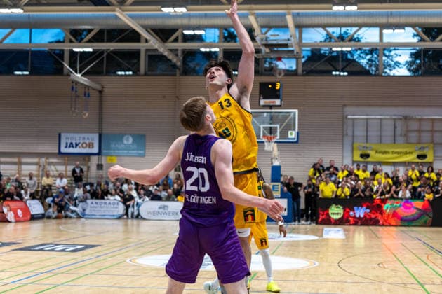 Janis Juenemann (BG Goettingen, 20) Nicholas Gerard Spinoso (Bozic Estriche Knights Kirchheim, 13) GER, Bozic Estriche Knights Kirchheim vs. BG Goettingen, BARMER 2. Basketball Bundesliga, Playoffs Spiel 4, Saison 2025 2026, 14.05.2026 GER, Bozic Estriche Knights Kirchheim vs. BG Goettingen, BARMER 2. Basketball Bundesliga, Playoffs Spiel 4, Saison 2025 2026, 14.05.2026 Goeppingen Copyright: xEibner-Pressefoto NinaxSanderx EP_NSR