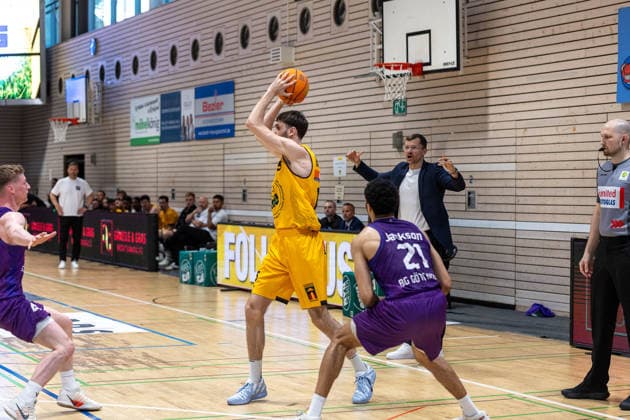Nil Failenschmid Clavera (Bozic Estriche Knights Kirchheim, 15) Zach Jackson (BG Goettingen, 21) Fabian Strauss (BG Goettingen, Headcoach) GER, Bozic Estriche Knights Kirchheim vs. BG Goettingen, BARMER 2. Basketball Bundesliga, Playoffs Spiel 4, Saison 2025 2026, 14.05.2026 GER, Bozic Estriche Knights Kirchheim vs. BG Goettingen, BARMER 2. Basketball Bundesliga, Playoffs Spiel 4, Saison 2025 2026, 14.05.2026 Goeppingen Copyright: xEibner-Pressefoto NinaxSanderx EP_NSR