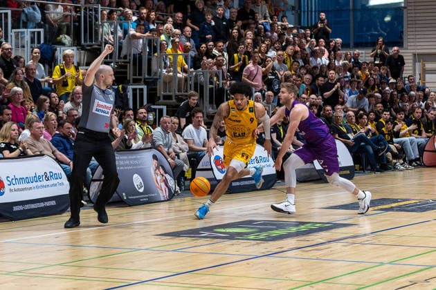 Nicolai Bohn (Referee) Tylan James Pope (Bozic Estriche Knights Kirchheim, 09) Mathis Moenninghoff (BG Goettingen, 17) GER, Bozic Estriche Knights Kirchheim vs. BG Goettingen, BARMER 2. Basketball Bundesliga, Playoffs Spiel 4, Saison 2025 2026, 14.05.2026 GER, Bozic Estriche Knights Kirchheim vs. BG Goettingen, BARMER 2. Basketball Bundesliga, Playoffs Spiel 4, Saison 2025 2026, 14.05.2026 Goeppingen Copyright: xEibner-Pressefoto NinaxSanderx EP_NSR