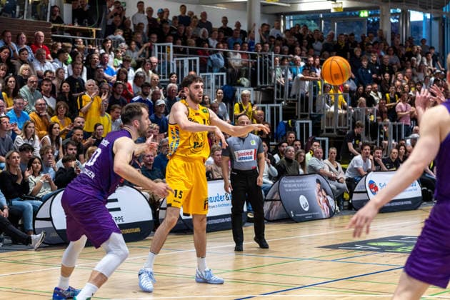 Hendrik Helge Drescher (BG Goettingen, 10) Nil Failenschmid Clavera (Bozic Estriche Knights Kirchheim, 15) GER, Bozic Estriche Knights Kirchheim vs. BG Goettingen, BARMER 2. Basketball Bundesliga, Playoffs Spiel 4, Saison 2025 2026, 14.05.2026 GER, Bozic Estriche Knights Kirchheim vs. BG Goettingen, BARMER 2. Basketball Bundesliga, Playoffs Spiel 4, Saison 2025 2026, 14.05.2026 Goeppingen Copyright: xEibner-Pressefoto NinaxSanderx EP_NSR