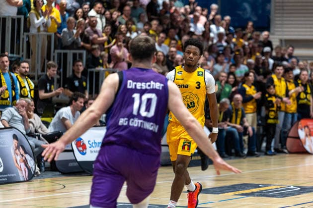 Hendrik Helge Drescher (BG Goettingen, 10) Charles Tyorne Harris Jr. (Bozic Estriche Knights Kirchheim, 03) GER, Bozic Estriche Knights Kirchheim vs. BG Goettingen, BARMER 2. Basketball Bundesliga, Playoffs Spiel 4, Saison 2025 2026, 14.05.2026 GER, Bozic Estriche Knights Kirchheim vs. BG Goettingen, BARMER 2. Basketball Bundesliga, Playoffs Spiel 4, Saison 2025 2026, 14.05.2026 Goeppingen Copyright: xEibner-Pressefoto NinaxSanderx EP_NSR