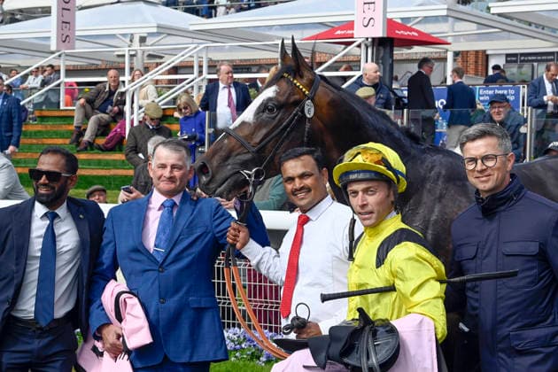 15.05.2026, York, North Yorkshire, GBR - Rahiebb with Ray Dawson, trainer Roger Varian (right) and connection after winning the Yorkshire Cup. York racecourse. (Pferd, Jockey, Rahiebb, Dawson, Sieg, Trainer, Besitzer, Varian) 260515C995YORK.JPG