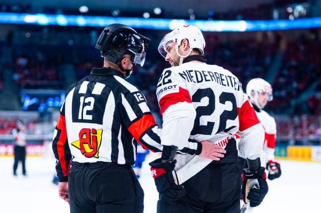 Eishockey, WM, USA - Schweiz ZURICH, SWITZERLAND - MAY 15: Nino Niederreiter (Switzerland, 22) and Jiri Indracek (Referee) during the Preliminary Round - Group A Match 3 between United States and Switzerland at the IIHF Ice hockey, Eishockey World Championship, WM, Weltmeisterschaft 2026, Swiss Life Arena on May 15, 2026 in Zurich, Switzerland. Zurich Switzerland Copyright: xTimoxSteinx