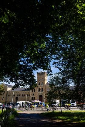 15.05.2026, GER, Rennrad, Maenner Frauen Junioren, Saison 2025, 26.TMP Jugentour Kleine Friedensfahrt, 1.Etappe Rundstreckenrennen Residenzstadt Gotha An 3 Wettkampftagen vom 15.05-17.05.2026 gingen knapp 350 Athleten aus 7 Ländern in den Kategorien Jedermann, Anfaenger, U15m, U17w und U17m bei der 25. Auflage der TMP Jugentour Kleine Friedensfahrt 2025 an den Start. Neben dem Einzelzeitfahren sind 3 weitere Etappen im Gothaer Landkreis zu absolvieren, organisiert vom RSC Waltershausen-Gotha e.V.. Etappe 1 erfolgte als Rundstrecke in Gotha wobei die U15m 16,8km, die U17w 25,2km und die U17m 31,5km absolvieren mussten 99867 Gotha Schloss Friedenstein Historisc Thüringen Deutschland