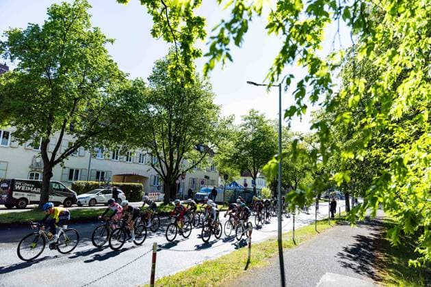 15.05.2026, GER, Rennrad, Maenner Frauen Junioren, Saison 2025, 26.TMP Jugentour Kleine Friedensfahrt, 1.Etappe Rundstreckenrennen Residenzstadt Gotha An 3 Wettkampftagen vom 15.05-17.05.2026 gingen knapp 350 Athleten aus 7 Ländern in den Kategorien Jedermann, Anfaenger, U15m, U17w und U17m bei der 25. Auflage der TMP Jugentour Kleine Friedensfahrt 2025 an den Start. Neben dem Einzelzeitfahren sind 3 weitere Etappen im Gothaer Landkreis zu absolvieren, organisiert vom RSC Waltershausen-Gotha e.V.. Etappe 1 erfolgte als Rundstrecke in Gotha wobei die U15m 16,8km, die U17w 25,2km und die U17m 31,5km absolvieren mussten 99867 Gotha Schloss Friedenstein Historisc Thüringen Deutschland
