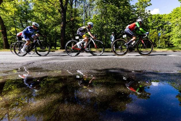 15.05.2026, GER, Rennrad, Maenner Frauen Junioren, Saison 2025, 26.TMP Jugentour Kleine Friedensfahrt, 1.Etappe Rundstreckenrennen Residenzstadt Gotha Tom ANSORGE (LV Sachsen), Ben GOBEL (VfR Buttgen), Maciej WALASIK (Klub Kolarski TARNOVIA) An 3 Wettkampftagen vom 15.05-17.05.2026 gingen knapp 350 Athleten aus 7 Ländern in den Kategorien Jedermann, Anfaenger, U15m, U17w und U17m bei der 25. Auflage der TMP Jugentour Kleine Friedensfahrt 2025 an den Start. Neben dem Einzelzeitfahren sind 3 weitere Etappen im Gothaer Landkreis zu absolvieren, organisiert vom RSC Waltershausen-Gotha e.V.. Etappe 1 erfolgte als Rundstrecke in Gotha wobei die U15m 16,8km, die U17w 25,2km und die U17m 31,5km absolvieren mussten 99867 Gotha Schloss Friedenstein Historisc Thüringen Deutschland