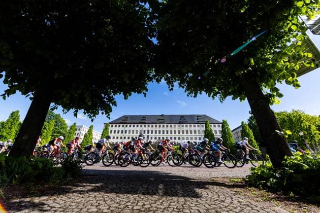 15.05.2026, GER, Rennrad, Maenner Frauen Junioren, Saison 2025, 26.TMP Jugentour Kleine Friedensfahrt, 1.Etappe Rundstreckenrennen Residenzstadt Gotha An 3 Wettkampftagen vom 15.05-17.05.2026 gingen knapp 350 Athleten aus 7 Ländern in den Kategorien Jedermann, Anfaenger, U15m, U17w und U17m bei der 25. Auflage der TMP Jugentour Kleine Friedensfahrt 2025 an den Start. Neben dem Einzelzeitfahren sind 3 weitere Etappen im Gothaer Landkreis zu absolvieren, organisiert vom RSC Waltershausen-Gotha e.V.. Etappe 1 erfolgte als Rundstrecke in Gotha wobei die U15m 16,8km, die U17w 25,2km und die U17m 31,5km absolvieren mussten 99867 Gotha Schloss Friedenstein Historisc Thüringen Deutschland