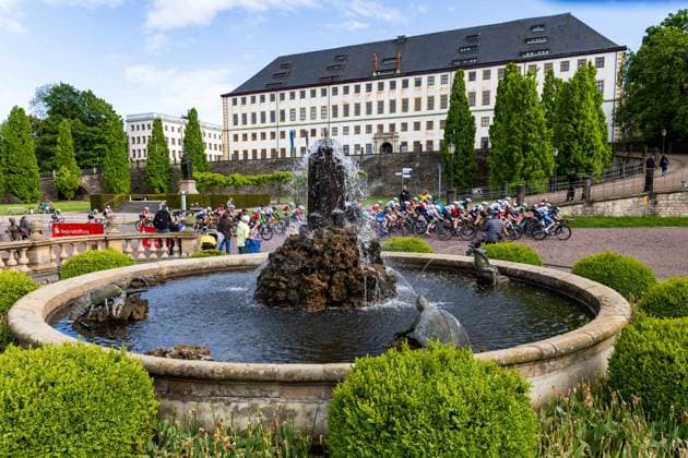 15.05.2026, GER, Rennrad, Maenner Frauen Junioren, Saison 2025, 26.TMP Jugentour Kleine Friedensfahrt, 1.Etappe Rundstreckenrennen Residenzstadt Gotha An 3 Wettkampftagen vom 15.05-17.05.2026 gingen knapp 350 Athleten aus 7 Ländern in den Kategorien Jedermann, Anfaenger, U15m, U17w und U17m bei der 25. Auflage der TMP Jugentour Kleine Friedensfahrt 2025 an den Start. Neben dem Einzelzeitfahren sind 3 weitere Etappen im Gothaer Landkreis zu absolvieren, organisiert vom RSC Waltershausen-Gotha e.V.. Etappe 1 erfolgte als Rundstrecke in Gotha wobei die U15m 16,8km, die U17w 25,2km und die U17m 31,5km absolvieren mussten 99867 Gotha Schloss Friedenstein Historisc Thüringen Deutschland