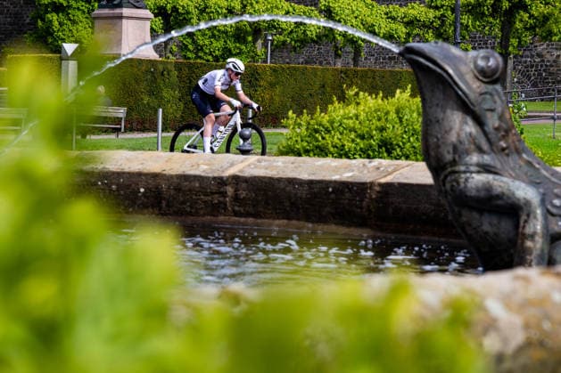 15.05.2026, GER, Rennrad, Maenner Frauen Junioren, Saison 2025, 26.TMP Jugentour Kleine Friedensfahrt, 1.Etappe Rundstreckenrennen Residenzstadt Gotha An 3 Wettkampftagen vom 15.05-17.05.2026 gingen knapp 350 Athleten aus 7 Ländern in den Kategorien Jedermann, Anfaenger, U15m, U17w und U17m bei der 25. Auflage der TMP Jugentour Kleine Friedensfahrt 2025 an den Start. Neben dem Einzelzeitfahren sind 3 weitere Etappen im Gothaer Landkreis zu absolvieren, organisiert vom RSC Waltershausen-Gotha e.V.. Etappe 1 erfolgte als Rundstrecke in Gotha wobei die U15m 16,8km, die U17w 25,2km und die U17m 31,5km absolvieren mussten 99867 Gotha Schloss Friedenstein Historisc Thüringen Deutschland