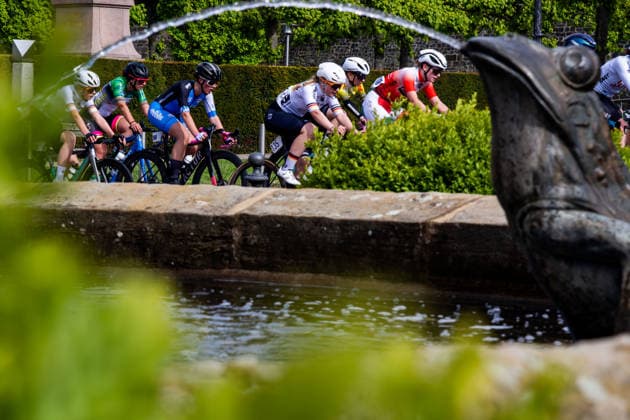 15.05.2026, GER, Rennrad, Maenner Frauen Junioren, Saison 2025, 26.TMP Jugentour Kleine Friedensfahrt, 1.Etappe Rundstreckenrennen Residenzstadt Gotha An 3 Wettkampftagen vom 15.05-17.05.2026 gingen knapp 350 Athleten aus 7 Ländern in den Kategorien Jedermann, Anfaenger, U15m, U17w und U17m bei der 25. Auflage der TMP Jugentour Kleine Friedensfahrt 2025 an den Start. Neben dem Einzelzeitfahren sind 3 weitere Etappen im Gothaer Landkreis zu absolvieren, organisiert vom RSC Waltershausen-Gotha e.V.. Etappe 1 erfolgte als Rundstrecke in Gotha wobei die U15m 16,8km, die U17w 25,2km und die U17m 31,5km absolvieren mussten 99867 Gotha Schloss Friedenstein Historisc Thüringen Deutschland