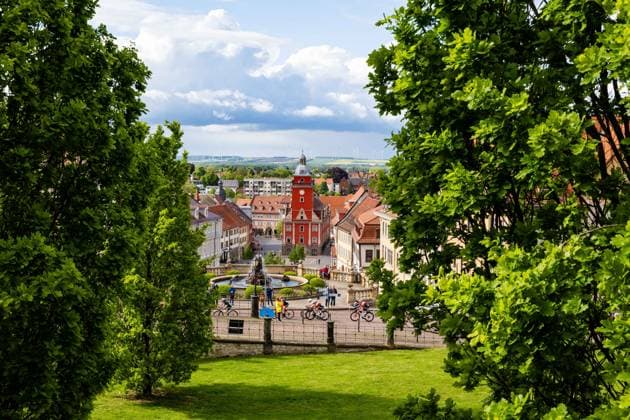 15.05.2026, GER, Rennrad, Maenner Frauen Junioren, Saison 2025, 26.TMP Jugentour Kleine Friedensfahrt, 1.Etappe Rundstreckenrennen Residenzstadt Gotha An 3 Wettkampftagen vom 15.05-17.05.2026 gingen knapp 350 Athleten aus 7 Ländern in den Kategorien Jedermann, Anfaenger, U15m, U17w und U17m bei der 25. Auflage der TMP Jugentour Kleine Friedensfahrt 2025 an den Start. Neben dem Einzelzeitfahren sind 3 weitere Etappen im Gothaer Landkreis zu absolvieren, organisiert vom RSC Waltershausen-Gotha e.V.. Etappe 1 erfolgte als Rundstrecke in Gotha wobei die U15m 16,8km, die U17w 25,2km und die U17m 31,5km absolvieren mussten 99867 Gotha Schloss Friedenstein Historisc Thüringen Deutschland