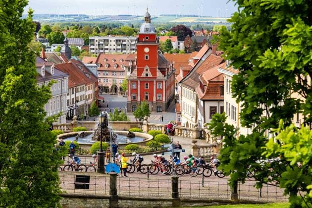 15.05.2026, GER, Rennrad, Maenner Frauen Junioren, Saison 2025, 26.TMP Jugentour Kleine Friedensfahrt, 1.Etappe Rundstreckenrennen Residenzstadt Gotha An 3 Wettkampftagen vom 15.05-17.05.2026 gingen knapp 350 Athleten aus 7 Ländern in den Kategorien Jedermann, Anfaenger, U15m, U17w und U17m bei der 25. Auflage der TMP Jugentour Kleine Friedensfahrt 2025 an den Start. Neben dem Einzelzeitfahren sind 3 weitere Etappen im Gothaer Landkreis zu absolvieren, organisiert vom RSC Waltershausen-Gotha e.V.. Etappe 1 erfolgte als Rundstrecke in Gotha wobei die U15m 16,8km, die U17w 25,2km und die U17m 31,5km absolvieren mussten 99867 Gotha Schloss Friedenstein Historisc Thüringen Deutschland