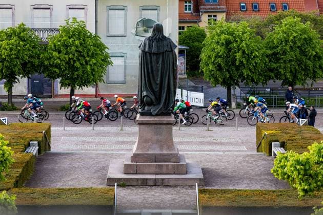 15.05.2026, GER, Rennrad, Maenner Frauen Junioren, Saison 2025, 26.TMP Jugentour Kleine Friedensfahrt, 1.Etappe Rundstreckenrennen Residenzstadt Gotha An 3 Wettkampftagen vom 15.05-17.05.2026 gingen knapp 350 Athleten aus 7 Ländern in den Kategorien Jedermann, Anfaenger, U15m, U17w und U17m bei der 25. Auflage der TMP Jugentour Kleine Friedensfahrt 2025 an den Start. Neben dem Einzelzeitfahren sind 3 weitere Etappen im Gothaer Landkreis zu absolvieren, organisiert vom RSC Waltershausen-Gotha e.V.. Etappe 1 erfolgte als Rundstrecke in Gotha wobei die U15m 16,8km, die U17w 25,2km und die U17m 31,5km absolvieren mussten 99867 Gotha Schloss Friedenstein Historisc Thüringen Deutschland