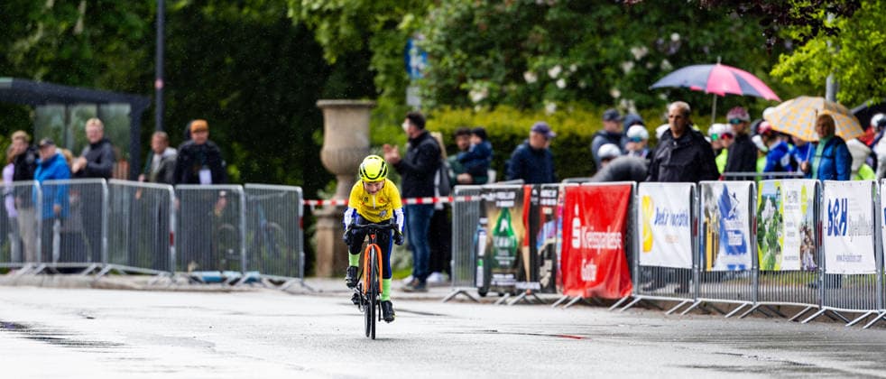 15.05.2026, GER, Rennrad, Maenner Frauen Junioren, Saison 2025, 26.TMP Jugentour Kleine Friedensfahrt, 1.Etappe Rundstreckenrennen Residenzstadt Gotha Fritz Hesse An 3 Wettkampftagen vom 15.05-17.05.2026 gingen knapp 350 Athleten aus 7 Ländern in den Kategorien Jedermann, Anfaenger, U15m, U17w und U17m bei der 25. Auflage der TMP Jugentour Kleine Friedensfahrt 2025 an den Start. Neben dem Einzelzeitfahren sind 3 weitere Etappen im Gothaer Landkreis zu absolvieren, organisiert vom RSC Waltershausen-Gotha e.V.. Etappe 1 erfolgte als Rundstrecke in Gotha wobei die U15m 16,8km, die U17w 25,2km und die U17m 31,5km absolvieren mussten 99867 Gotha Schloss Friedenstein Historisc Thüringen Deutschland