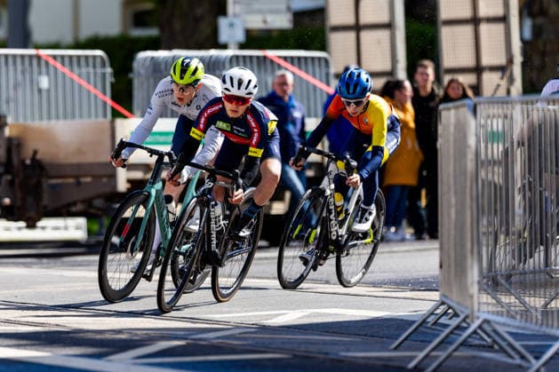 15.05.2026, GER, Rennrad, Maenner Frauen Junioren, Saison 2025, 26.TMP Jugentour Kleine Friedensfahrt, 1.Etappe Rundstreckenrennen Residenzstadt Gotha An 3 Wettkampftagen vom 15.05-17.05.2026 gingen knapp 350 Athleten aus 7 Ländern in den Kategorien Jedermann, Anfaenger, U15m, U17w und U17m bei der 25. Auflage der TMP Jugentour Kleine Friedensfahrt 2025 an den Start. Neben dem Einzelzeitfahren sind 3 weitere Etappen im Gothaer Landkreis zu absolvieren, organisiert vom RSC Waltershausen-Gotha e.V.. Etappe 1 erfolgte als Rundstrecke in Gotha wobei die U15m 16,8km, die U17w 25,2km und die U17m 31,5km absolvieren mussten 99867 Gotha Schloss Friedenstein Historisc Thüringen Deutschland