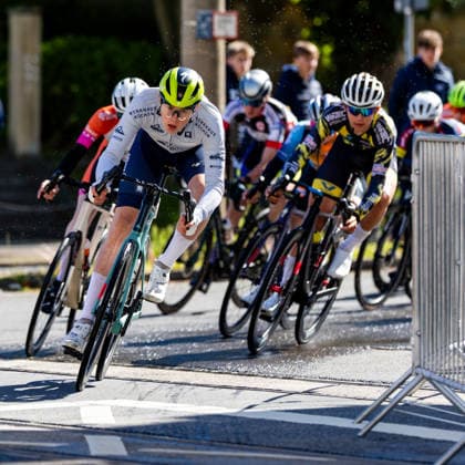 15.05.2026, GER, Rennrad, Maenner Frauen Junioren, Saison 2025, 26.TMP Jugentour Kleine Friedensfahrt, 1.Etappe Rundstreckenrennen Residenzstadt Gotha An 3 Wettkampftagen vom 15.05-17.05.2026 gingen knapp 350 Athleten aus 7 Ländern in den Kategorien Jedermann, Anfaenger, U15m, U17w und U17m bei der 25. Auflage der TMP Jugentour Kleine Friedensfahrt 2025 an den Start. Neben dem Einzelzeitfahren sind 3 weitere Etappen im Gothaer Landkreis zu absolvieren, organisiert vom RSC Waltershausen-Gotha e.V.. Etappe 1 erfolgte als Rundstrecke in Gotha wobei die U15m 16,8km, die U17w 25,2km und die U17m 31,5km absolvieren mussten 99867 Gotha Schloss Friedenstein Historisc Thüringen Deutschland