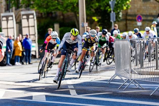 15.05.2026, GER, Rennrad, Maenner Frauen Junioren, Saison 2025, 26.TMP Jugentour Kleine Friedensfahrt, 1.Etappe Rundstreckenrennen Residenzstadt Gotha An 3 Wettkampftagen vom 15.05-17.05.2026 gingen knapp 350 Athleten aus 7 Ländern in den Kategorien Jedermann, Anfaenger, U15m, U17w und U17m bei der 25. Auflage der TMP Jugentour Kleine Friedensfahrt 2025 an den Start. Neben dem Einzelzeitfahren sind 3 weitere Etappen im Gothaer Landkreis zu absolvieren, organisiert vom RSC Waltershausen-Gotha e.V.. Etappe 1 erfolgte als Rundstrecke in Gotha wobei die U15m 16,8km, die U17w 25,2km und die U17m 31,5km absolvieren mussten 99867 Gotha Schloss Friedenstein Historisc Thüringen Deutschland