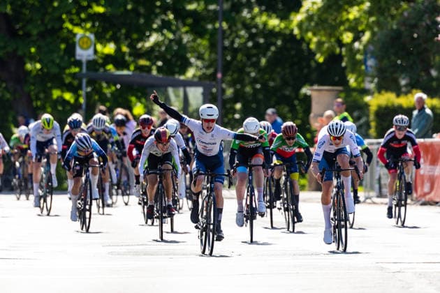 15.05.2026, GER, Rennrad, Maenner Frauen Junioren, Saison 2025, 26.TMP Jugentour Kleine Friedensfahrt, 1.Etappe Rundstreckenrennen Residenzstadt Gotha Igor Kedziora gewinnt vor seinem Teamkollegen Oliver Kujawa nachdem er vor der Ziellinie zu früh Jubelte. An 3 Wettkampftagen vom 15.05-17.05.2026 gingen knapp 350 Athleten aus 7 Ländern in den Kategorien Jedermann, Anfaenger, U15m, U17w und U17m bei der 25. Auflage der TMP Jugentour Kleine Friedensfahrt 2025 an den Start. Neben dem Einzelzeitfahren sind 3 weitere Etappen im Gothaer Landkreis zu absolvieren, organisiert vom RSC Waltershausen-Gotha e.V.. Etappe 1 erfolgte als Rundstrecke in Gotha wobei die U15m 16,8km, die U17w 25,2km und die U17m 31,5km absolvieren mussten 99867 Gotha Schloss Friedenstein Historisc Thüringen Deutschland