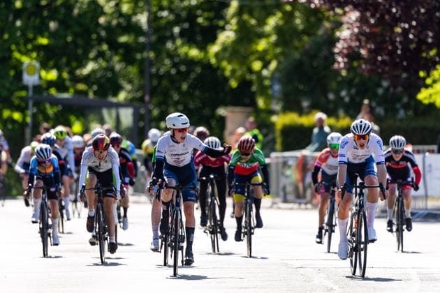 15.05.2026, GER, Rennrad, Maenner Frauen Junioren, Saison 2025, 26.TMP Jugentour Kleine Friedensfahrt, 1.Etappe Rundstreckenrennen Residenzstadt Gotha Igor Kedziora gewinnt vor seinem Teamkollegen Oliver Kujawa nachdem er vor der Ziellinie zu früh Jubelte. An 3 Wettkampftagen vom 15.05-17.05.2026 gingen knapp 350 Athleten aus 7 Ländern in den Kategorien Jedermann, Anfaenger, U15m, U17w und U17m bei der 25. Auflage der TMP Jugentour Kleine Friedensfahrt 2025 an den Start. Neben dem Einzelzeitfahren sind 3 weitere Etappen im Gothaer Landkreis zu absolvieren, organisiert vom RSC Waltershausen-Gotha e.V.. Etappe 1 erfolgte als Rundstrecke in Gotha wobei die U15m 16,8km, die U17w 25,2km und die U17m 31,5km absolvieren mussten 99867 Gotha Schloss Friedenstein Historisc Thüringen Deutschland