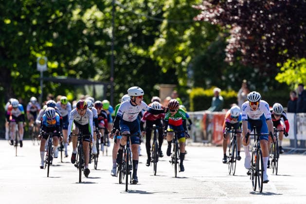 15.05.2026, GER, Rennrad, Maenner Frauen Junioren, Saison 2025, 26.TMP Jugentour Kleine Friedensfahrt, 1.Etappe Rundstreckenrennen Residenzstadt Gotha Igor Kedziora gewinnt vor seinem Teamkollegen Oliver Kujawa nachdem er vor der Ziellinie zu früh Jubelte. An 3 Wettkampftagen vom 15.05-17.05.2026 gingen knapp 350 Athleten aus 7 Ländern in den Kategorien Jedermann, Anfaenger, U15m, U17w und U17m bei der 25. Auflage der TMP Jugentour Kleine Friedensfahrt 2025 an den Start. Neben dem Einzelzeitfahren sind 3 weitere Etappen im Gothaer Landkreis zu absolvieren, organisiert vom RSC Waltershausen-Gotha e.V.. Etappe 1 erfolgte als Rundstrecke in Gotha wobei die U15m 16,8km, die U17w 25,2km und die U17m 31,5km absolvieren mussten 99867 Gotha Schloss Friedenstein Historisc Thüringen Deutschland