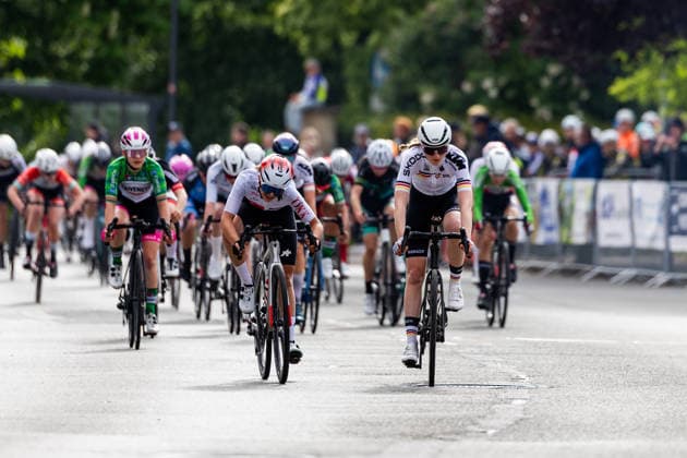 15.05.2026, GER, Rennrad, Maenner Frauen Junioren, Saison 2025, 26.TMP Jugentour Kleine Friedensfahrt, 1.Etappe Rundstreckenrennen Residenzstadt Gotha Josefine Wendel gewinnt vor Romina Maurer An 3 Wettkampftagen vom 15.05-17.05.2026 gingen knapp 350 Athleten aus 7 Ländern in den Kategorien Jedermann, Anfaenger, U15m, U17w und U17m bei der 25. Auflage der TMP Jugentour Kleine Friedensfahrt 2025 an den Start. Neben dem Einzelzeitfahren sind 3 weitere Etappen im Gothaer Landkreis zu absolvieren, organisiert vom RSC Waltershausen-Gotha e.V.. Etappe 1 erfolgte als Rundstrecke in Gotha wobei die U15m 16,8km, die U17w 25,2km und die U17m 31,5km absolvieren mussten 99867 Gotha Schloss Friedenstein Historisc Thüringen Deutschland