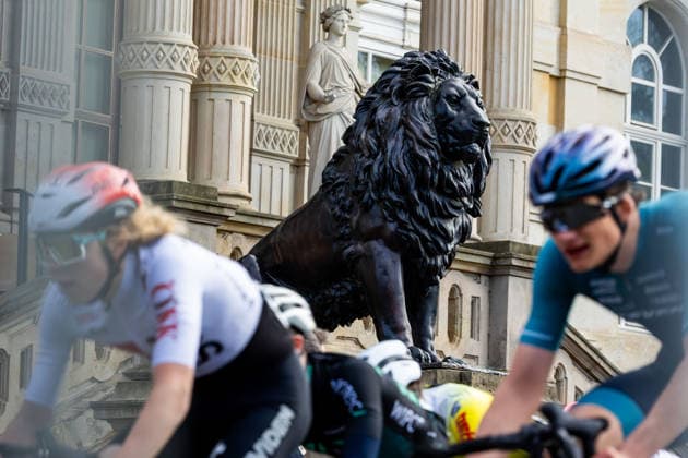 15.05.2026, GER, Rennrad, Maenner Frauen Junioren, Saison 2025, 26.TMP Jugentour Kleine Friedensfahrt, 1.Etappe Rundstreckenrennen Residenzstadt Gotha An 3 Wettkampftagen vom 15.05-17.05.2026 gingen knapp 350 Athleten aus 7 Ländern in den Kategorien Jedermann, Anfaenger, U15m, U17w und U17m bei der 25. Auflage der TMP Jugentour Kleine Friedensfahrt 2025 an den Start. Neben dem Einzelzeitfahren sind 3 weitere Etappen im Gothaer Landkreis zu absolvieren, organisiert vom RSC Waltershausen-Gotha e.V.. Etappe 1 erfolgte als Rundstrecke in Gotha wobei die U15m 16,8km, die U17w 25,2km und die U17m 31,5km absolvieren mussten 99867 Gotha Schloss Friedenstein Historisc Thüringen Deutschland
