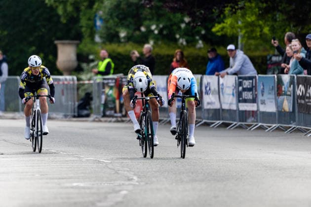 15.05.2026, GER, Rennrad, Maenner Frauen Junioren, Saison 2025, 26.TMP Jugentour Kleine Friedensfahrt, 1.Etappe Rundstreckenrennen Residenzstadt Gotha Jasper Carls gewinnt vor Kilian Schmitz An 3 Wettkampftagen vom 15.05-17.05.2026 gingen knapp 350 Athleten aus 7 Ländern in den Kategorien Jedermann, Anfaenger, U15m, U17w und U17m bei der 25. Auflage der TMP Jugentour Kleine Friedensfahrt 2025 an den Start. Neben dem Einzelzeitfahren sind 3 weitere Etappen im Gothaer Landkreis zu absolvieren, organisiert vom RSC Waltershausen-Gotha e.V.. Etappe 1 erfolgte als Rundstrecke in Gotha wobei die U15m 16,8km, die U17w 25,2km und die U17m 31,5km absolvieren mussten 99867 Gotha Schloss Friedenstein Historisc Thüringen Deutschland