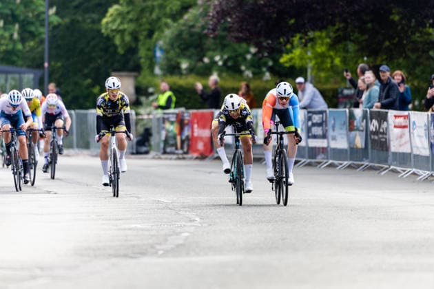 15.05.2026, GER, Rennrad, Maenner Frauen Junioren, Saison 2025, 26.TMP Jugentour Kleine Friedensfahrt, 1.Etappe Rundstreckenrennen Residenzstadt Gotha Jasper Carls gewinnt vor Kilian Schmitz An 3 Wettkampftagen vom 15.05-17.05.2026 gingen knapp 350 Athleten aus 7 Ländern in den Kategorien Jedermann, Anfaenger, U15m, U17w und U17m bei der 25. Auflage der TMP Jugentour Kleine Friedensfahrt 2025 an den Start. Neben dem Einzelzeitfahren sind 3 weitere Etappen im Gothaer Landkreis zu absolvieren, organisiert vom RSC Waltershausen-Gotha e.V.. Etappe 1 erfolgte als Rundstrecke in Gotha wobei die U15m 16,8km, die U17w 25,2km und die U17m 31,5km absolvieren mussten 99867 Gotha Schloss Friedenstein Historisc Thüringen Deutschland