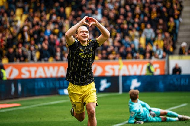 Deutschland: Fußball 3. Liga Männer 2025 - 2026, 38. Spieltag - TSV Alemannia Aachen vs TSV Havelse - Tivoli (Aachen): Tor Lars Gindorf (Alemannia Aachen, 23), Jubel, Emotionen, Freude, Herz, Freude, Emotionen, Jubel, Geste, Gestik, Emotion Copyright: xThiemoxRudolphx
