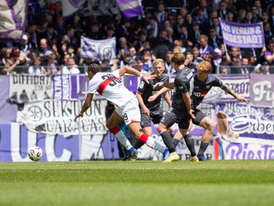 Nuha Jatta (VfB Stuttgart II, 39) deht durch die Abwehr vom Vfl Osnabrueck GER, VfB Stuttgart II vs. VfL Osnabrueck, Fussball, 3. Bundesliga, 38. Spieltag, Spielzeit 2025 2026, 16.05.2026 GER, VfB Stuttgart II vs. VfL Osnabrueck, Fussball, 3. Bundesliga, 38. Spieltag, Spielzeit 2025 2026, 16.05.2026 Aspach Copyright: xEibner-Pressefoto CarstenxSchwerx EP_CSG