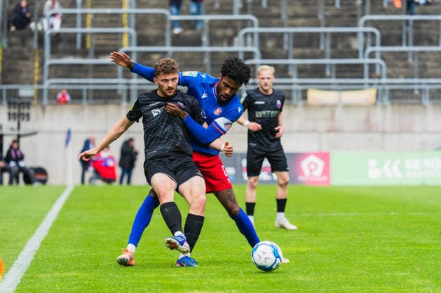 Robin Bird (Bonner SC, 18) im Zweikampf mit Dominic Duncan (Wuppertaler SV, 06) Wuppertaler SV vs. Bonner SC, Fussball, Regionalliga-West, 34.Spieltag, Saison 2025 26, 16.05.2026, Wuppertaler SV vs. Bonner SC, Fussball, Regionalliga-West, 34.Spieltag, Saison 2025 26, 16.05.2026 Wuppertal Copyright: xEibner-Pressefoto LukasxBaldygax EP_LBA