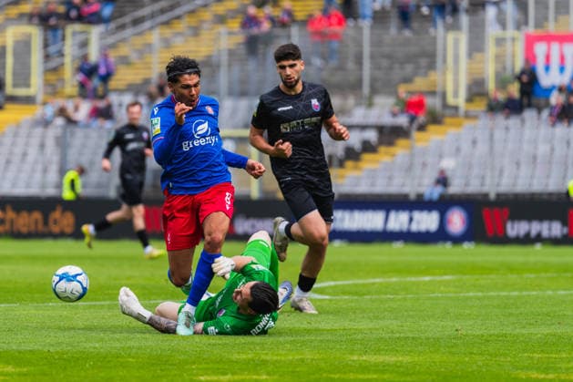 Jeremy Celal Aydogan (Wuppertaler SV, 08) wird von Elias Boerdner (Bonner SC, 31) im Strafraum gefoult, Roman Doulashi (Bonner SC, 03) schaut zu Wuppertaler SV vs. Bonner SC, Fussball, Regionalliga-West, 34.Spieltag, Saison 2025 26, 16.05.2026, Wuppertaler SV vs. Bonner SC, Fussball, Regionalliga-West, 34.Spieltag, Saison 2025 26, 16.05.2026 Wuppertal Copyright: xEibner-Pressefoto LukasxBaldygax EP_LBA