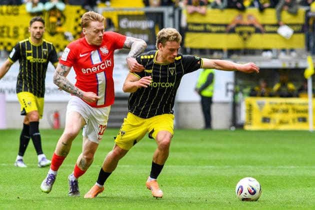 v.li.: Leon Sommer (TSV Havelse, 22), Jonas Oehmichen (Alemannia Aachen, 24), Zweikampf, Duell, duel, tackle, tackling, Dynamik, Action, Aktion, 16.05.2026, Aachen (Deutschland), Fussball, 3. Liga, TSV Alemannia Aachen - TSV Havelse, Fussball, 3. Liga, TSV Alemannia Aachen - TSV Havelse, DFB DFL REGULATIONS PROHIBIT ANY USE OF PHOTOGRAPHS AS IMAGE SEQUENCES AND OR QUASI-VIDEO.