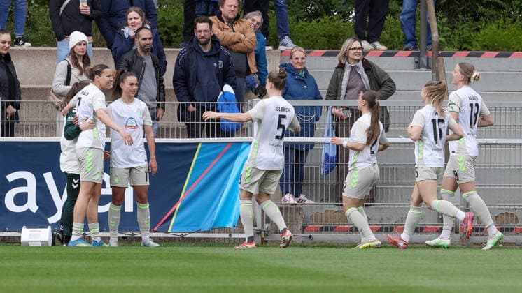 Spielerinnen des SV Werder Bremen mit Torjubel, Jubel, jubeln, jubelt, optimistisch, Spielszene, Highlight, Freude über das Tor zum 0:1, DIE DFB-RICHTLINIEN UNTERSAGEN JEGLICHE NUTZUNG VON FOTOS ALS SEQUENZBILDER UND ODER VIDEOÄHNLICHE FOTOSTRECKEN. DFB REGULATIONS PROHIBIT ANY USE OF PHOTOGRAPHS AS IMAGE SEQUENCES AND OR QUASI-VIDEO., 17.05.2026, Leverkusen (Deutschland), Fussball, Google Pixel Frauen-Bundesliga, Bayer 04 Leverkusen - SV Werder Bremen